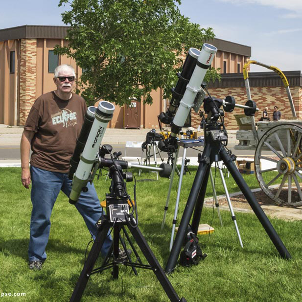 Fred Espenak and his many telescopes – 2017 Total Solar Eclipse / Photo: Fred Espenak